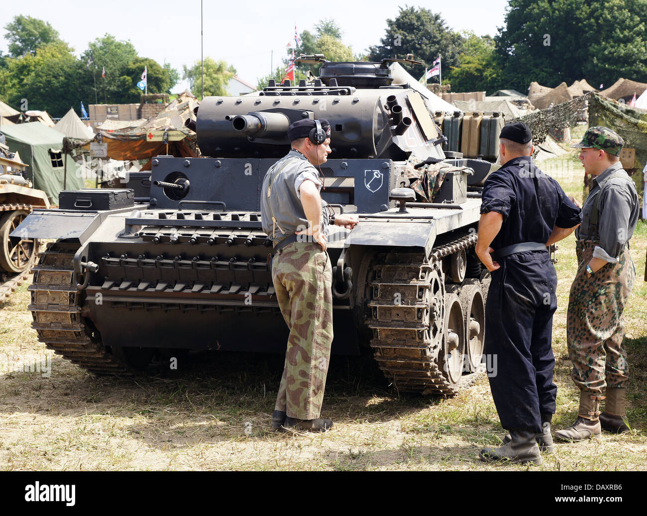 Re-enactors con un restaurato Panzer MK III serbatoio in corrispondenza di una forza militare di mostrare, Regno Unito Foto Stock