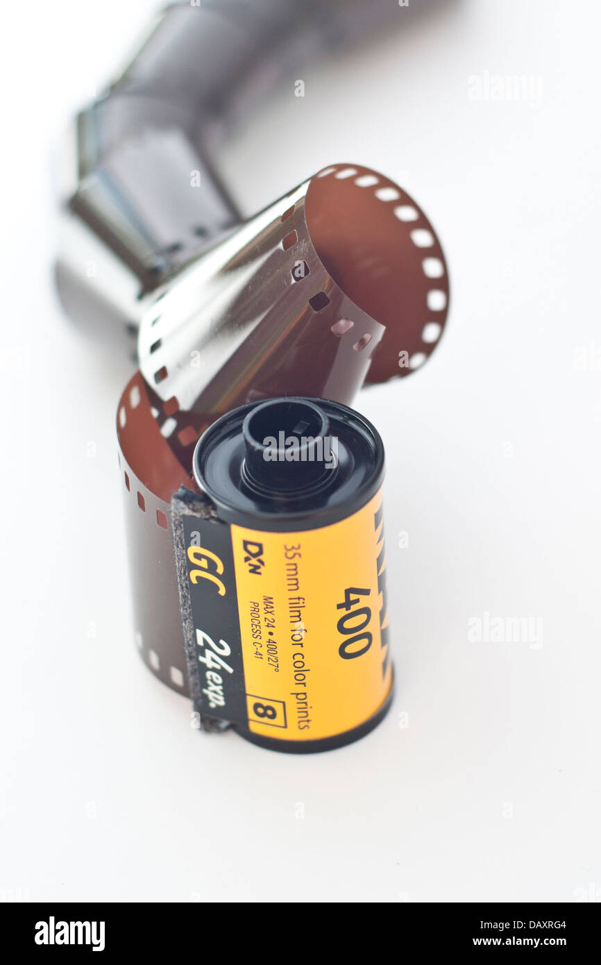 Una fotocamera da 35 mm rotolo pellicola isolato su uno sfondo bianco Foto Stock