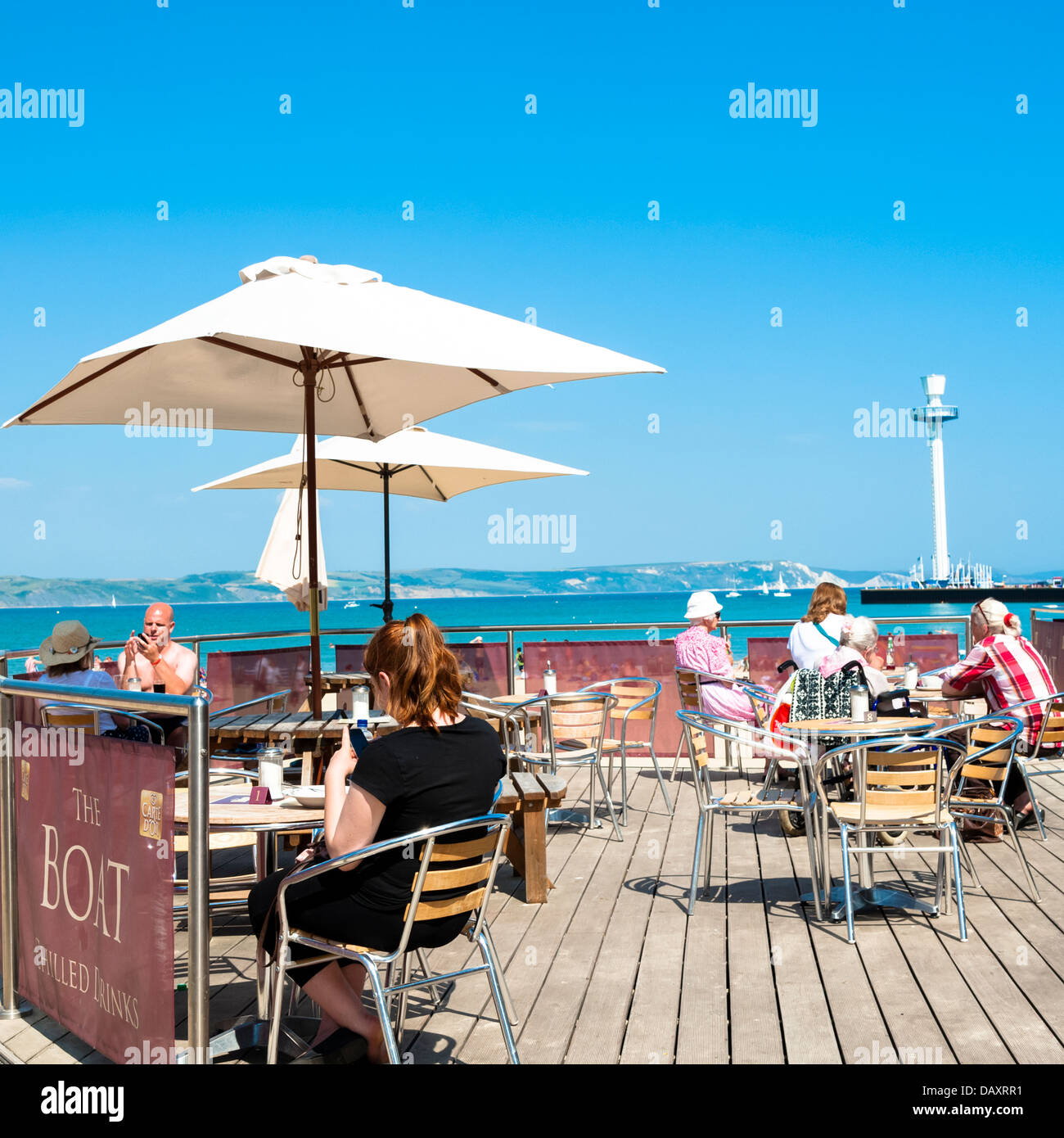 Bar sulla spiaggia a Weymouth con la torre sealife in background, Dorset, Regno Unito. Foto Stock