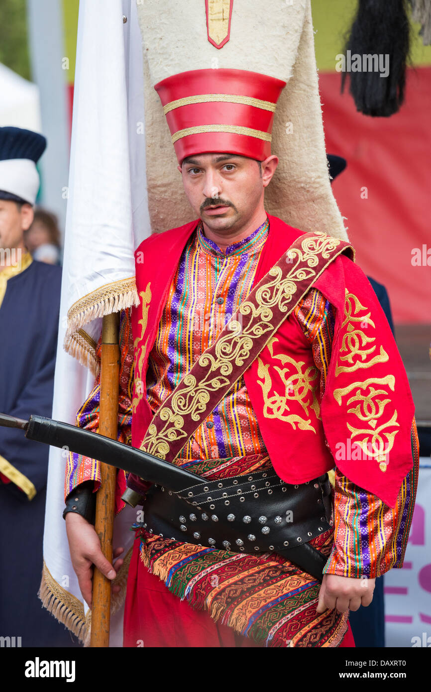 Elemento non identificato di fanfare militari Mehter indossa tradizionale costume Janissary durante il Festival Turco, Bucarest, Romania. Foto Stock