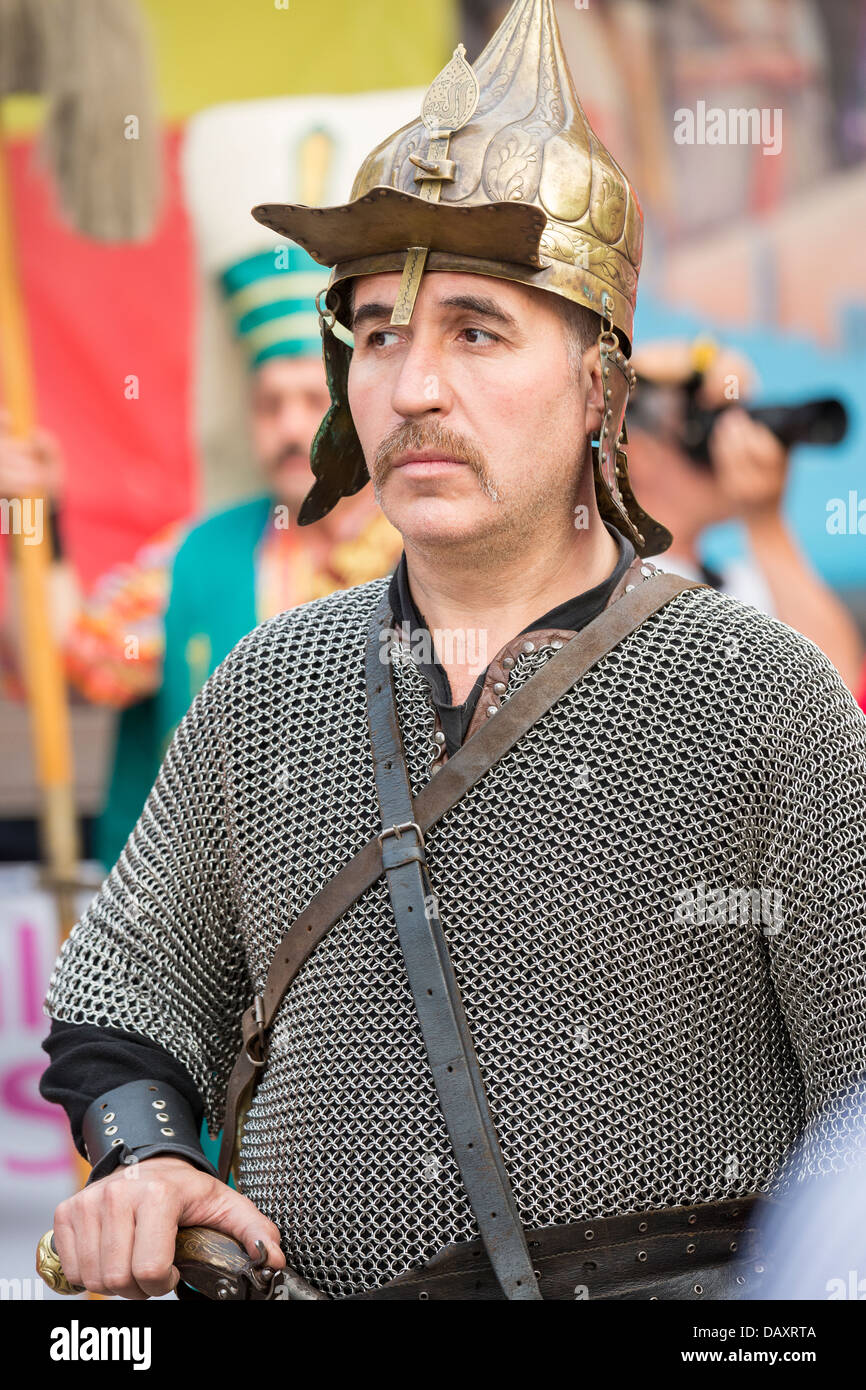 Membro della tradizionale banda Janissary metallo indossa armatura di guerra durante il Festival turco a Bucarest, in Romania. Foto Stock