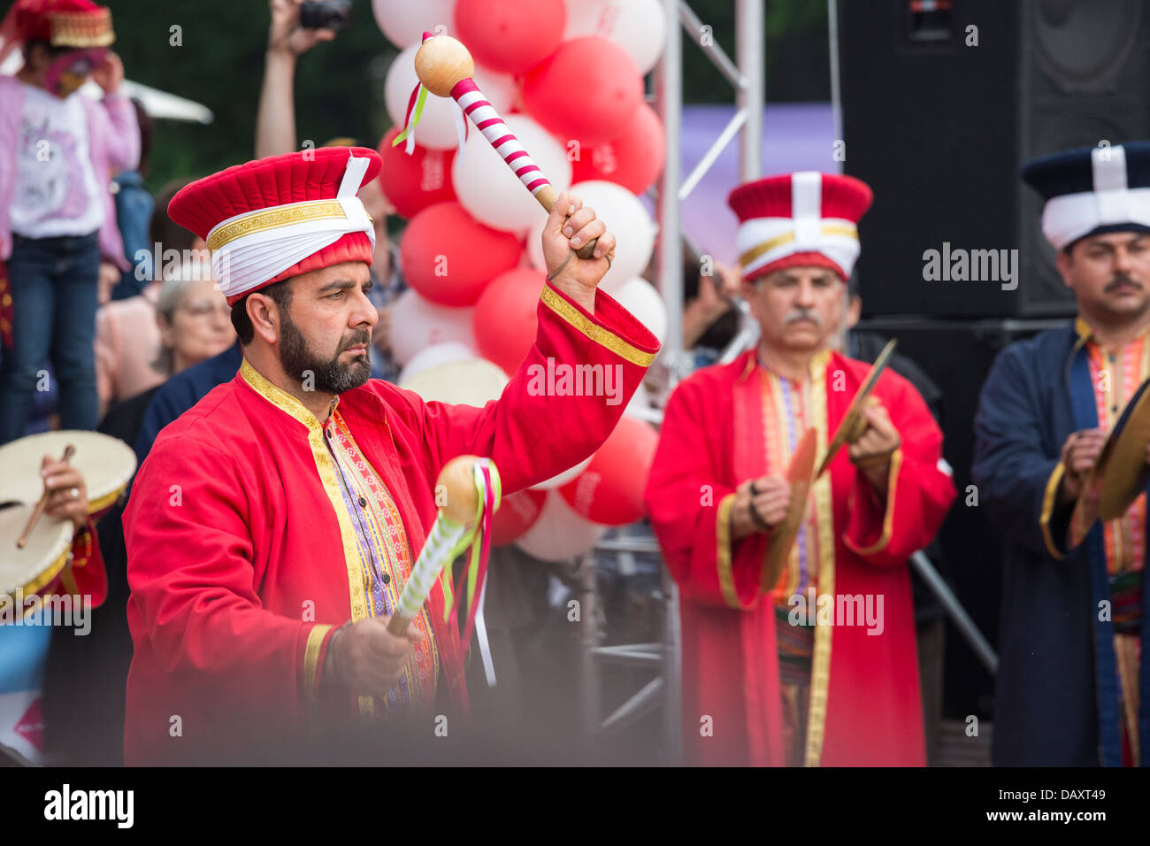 Elemento non identificato di militari tradizionali Banda Turca esegue in corrispondenza dei tamburi durante il Festival Turco, Bucarest, Romania. Foto Stock