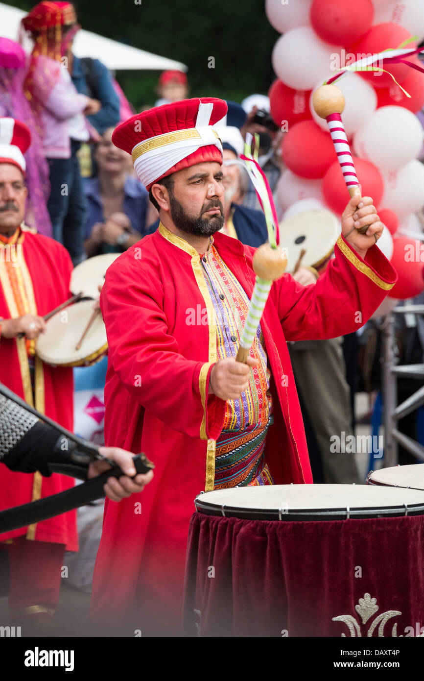 Elemento non identificato di militari tradizionali Banda Turca esegue in corrispondenza dei tamburi durante il Festival Turco, Bucarest, Romania. Foto Stock
