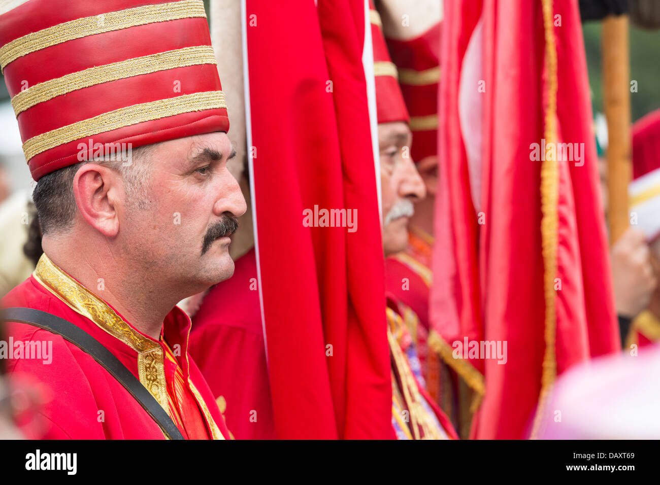 Membro dell'esercito turco fanfara "etere" indossa tradizionale costume Janissary durante il Festival turco a Bucarest. Foto Stock