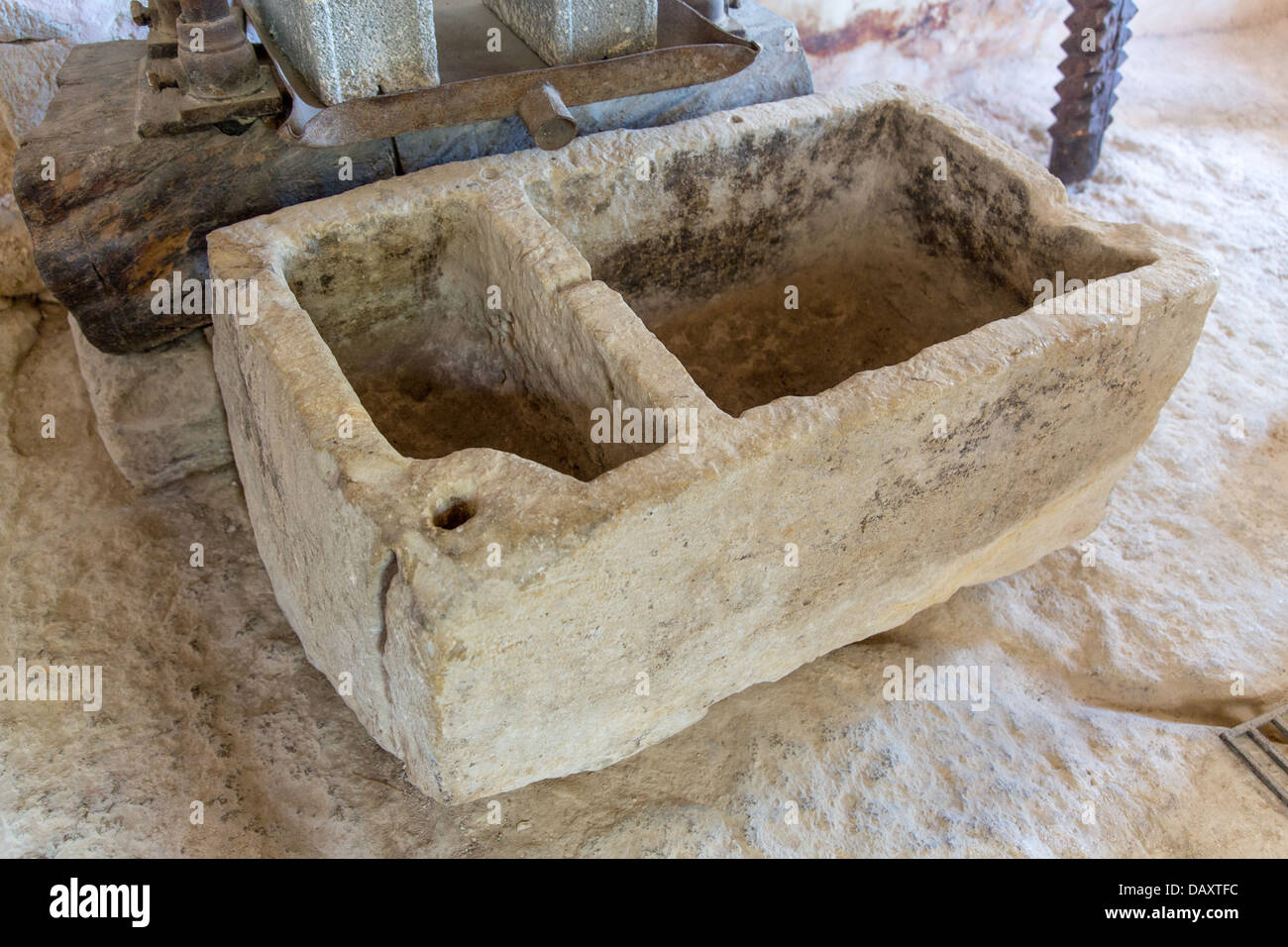 Il vecchio bagno e wc nel monastero nella valle di Messara Creta, Grecia Foto Stock