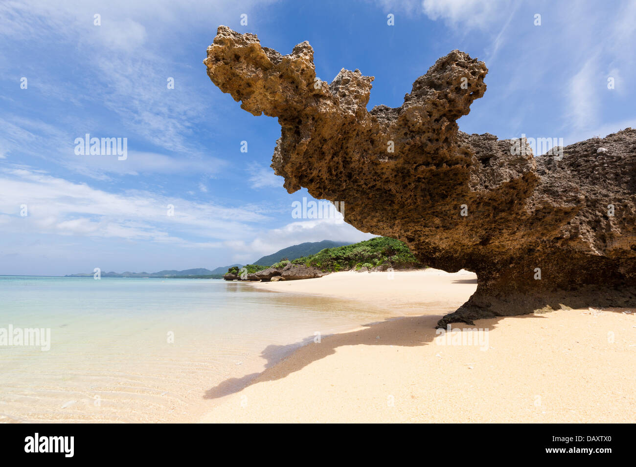 Calcare insolita formazione di roccia sulla spiaggia al tramonto, Ishigaki Island, Prefettura di Okinawa, in Giappone. Foto Stock