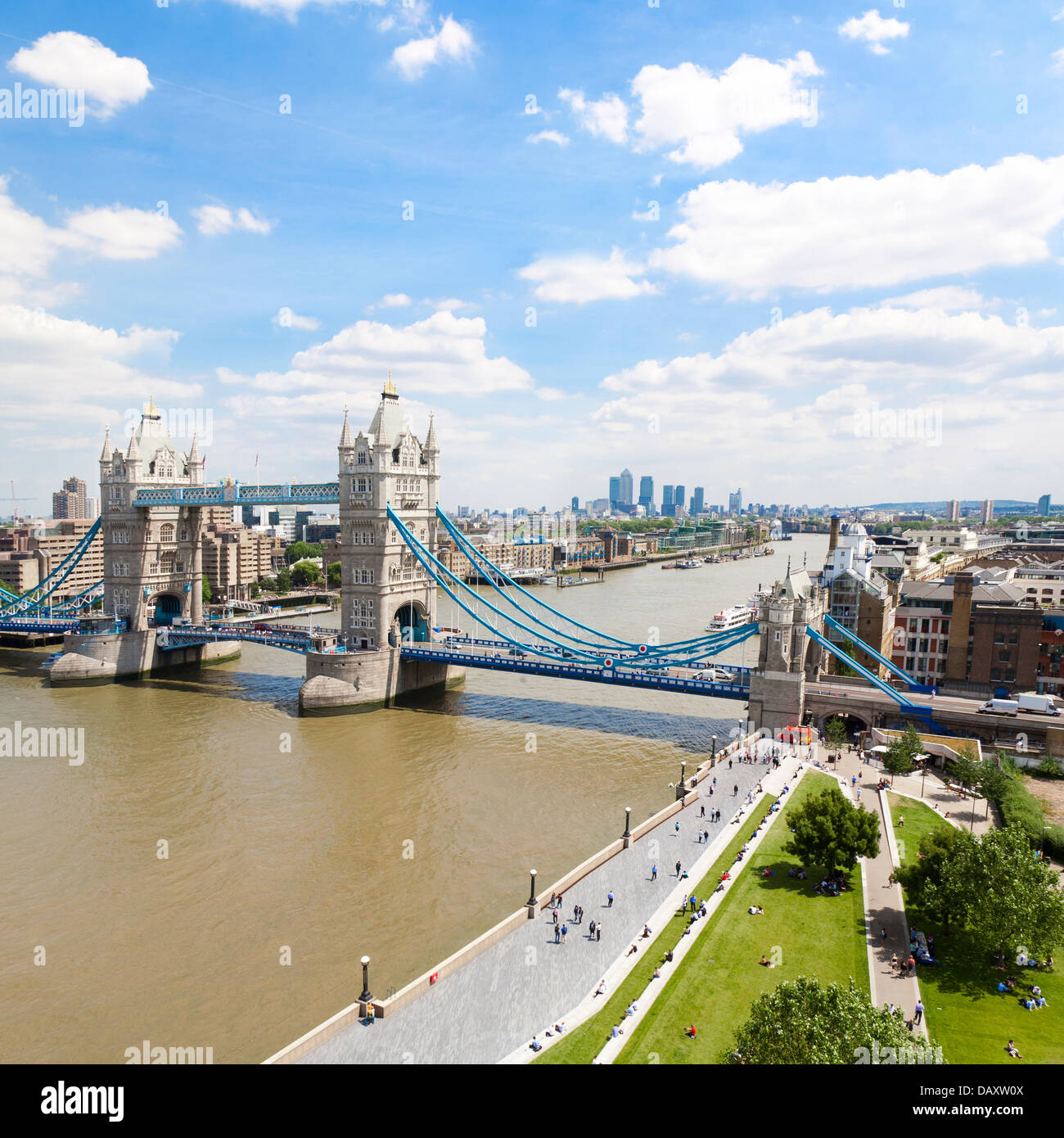 Alta Vista del Tower Bridge, il fiume Tamigi e la zona est di Londra, Inghilterra. Foto Stock