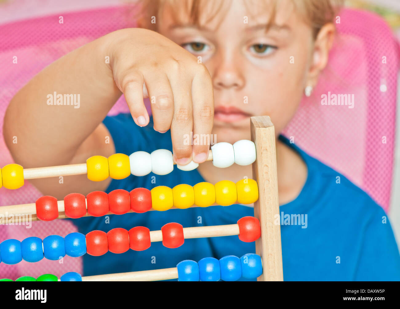 Infanzia, Preschooler, in una fila, declino, sfondo bianco, Educazione, Economia, finanza, stili di vita e la gente, strumento di lavoro, Foto Stock