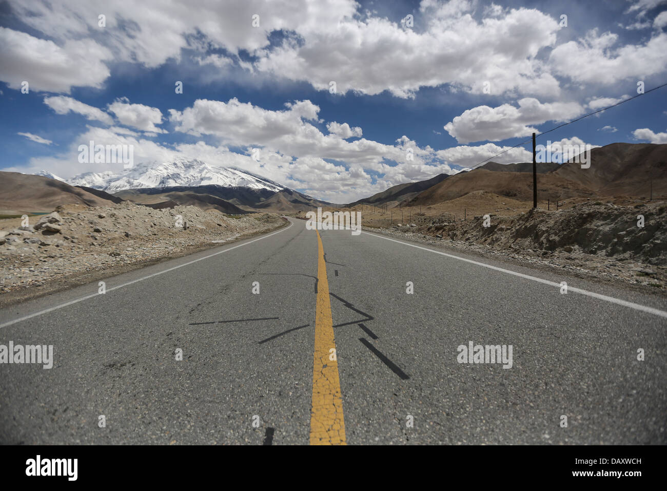 La strada per il Pakistan vicino Subashi ! Questa strada conduce al famigerato Karakoram Highway.provincia dello Xinjiang, Cina 2013. Foto Stock