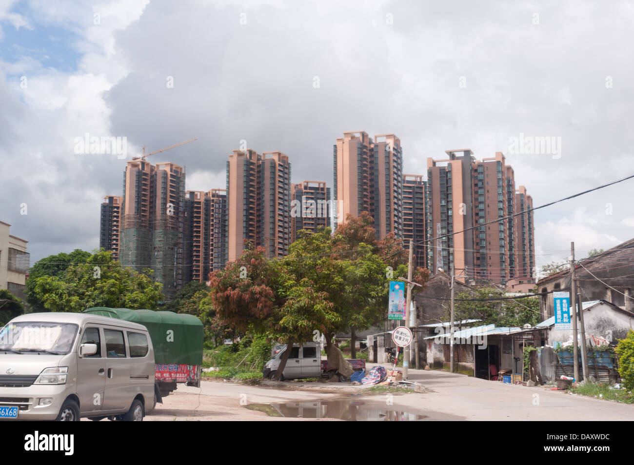 Nuova costruzione alta edifici di appartamenti può essere visto in via di completamento a Tanzhou Guangdong, Cina. Foto Stock