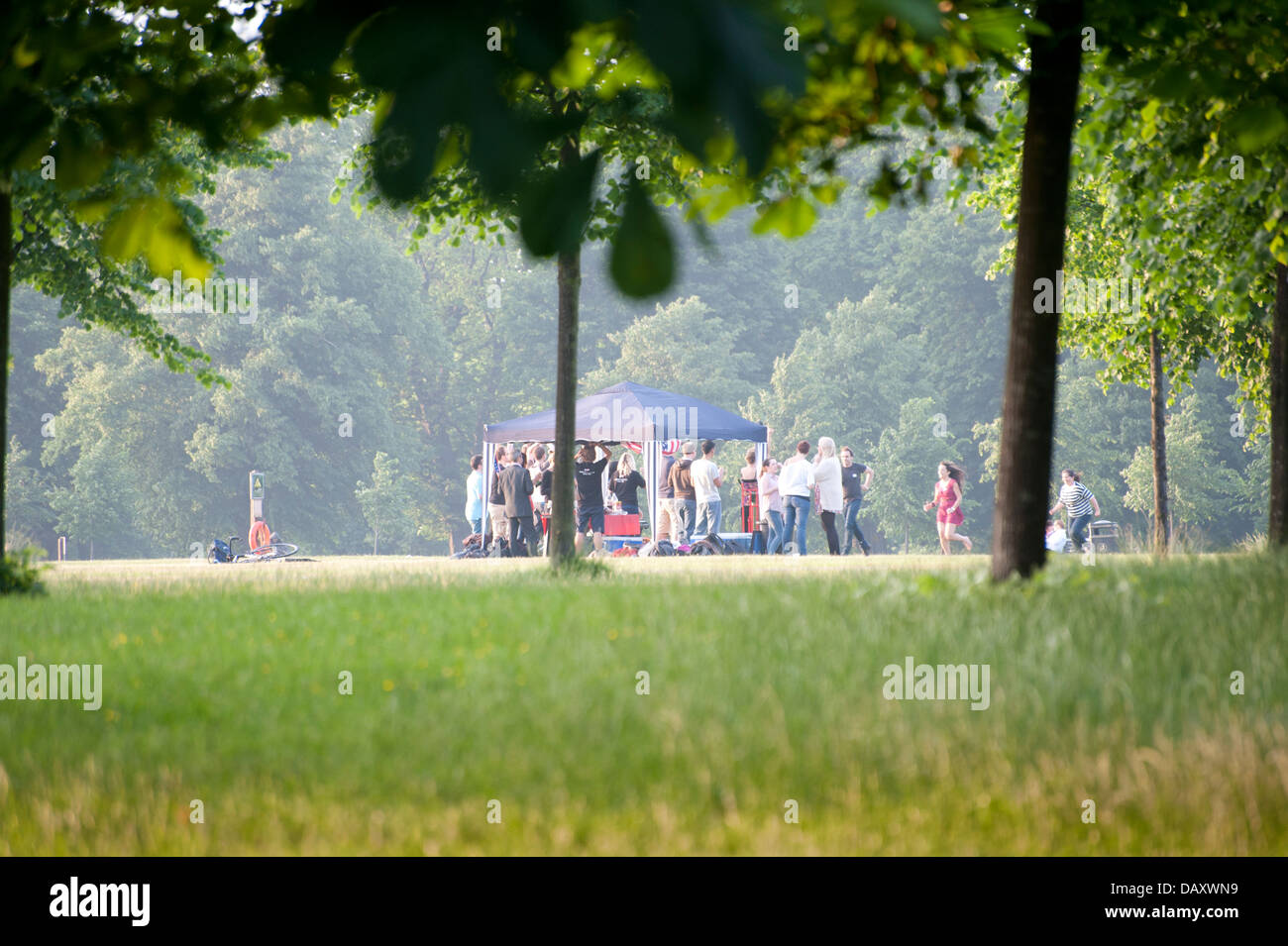 Gruppi di giovani adulti di socializzare le estati giorno Kensington Gardens Foto Stock