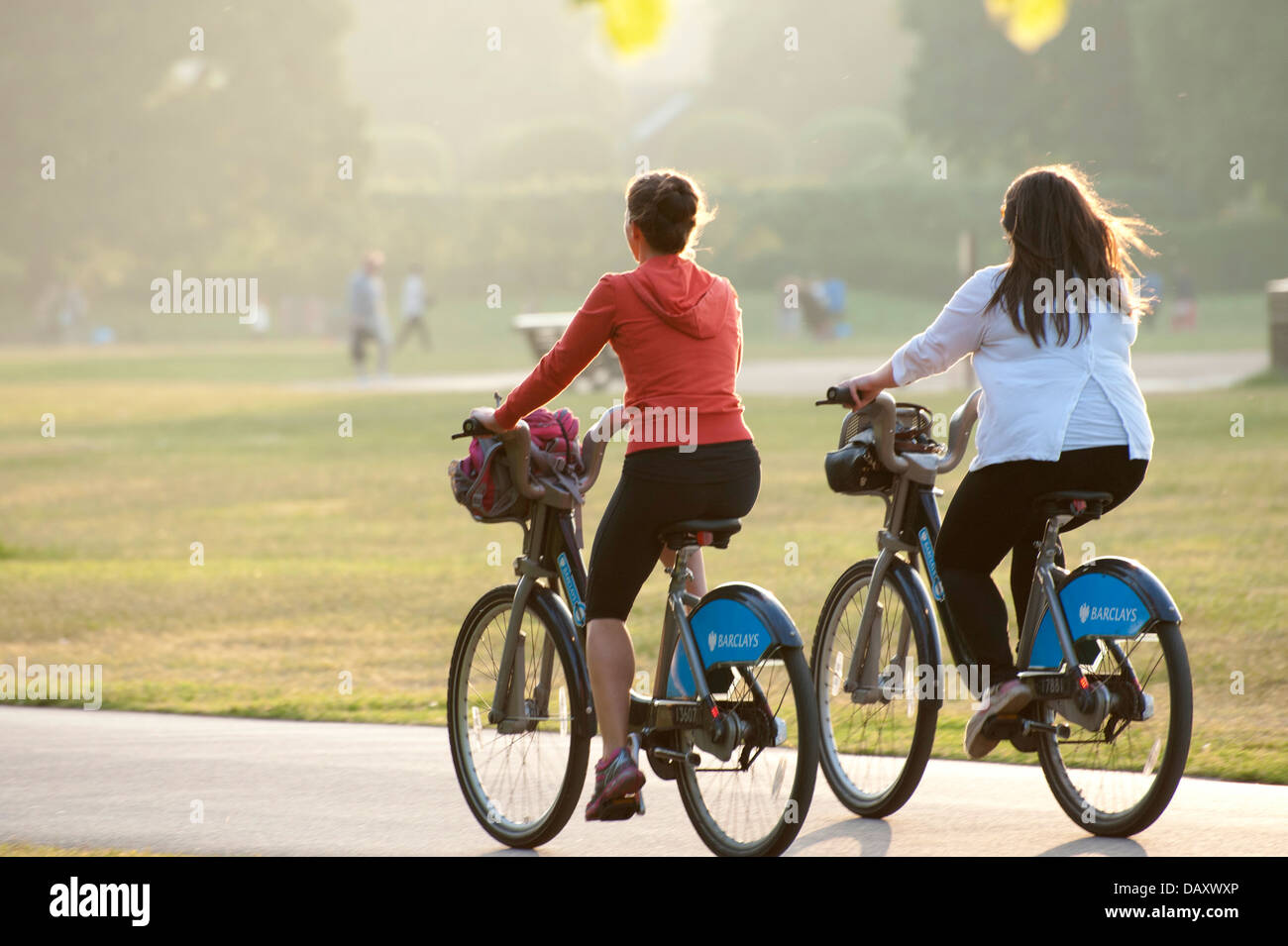 Due giovani donne in bicicletta nel parco giornata d'estate Foto Stock
