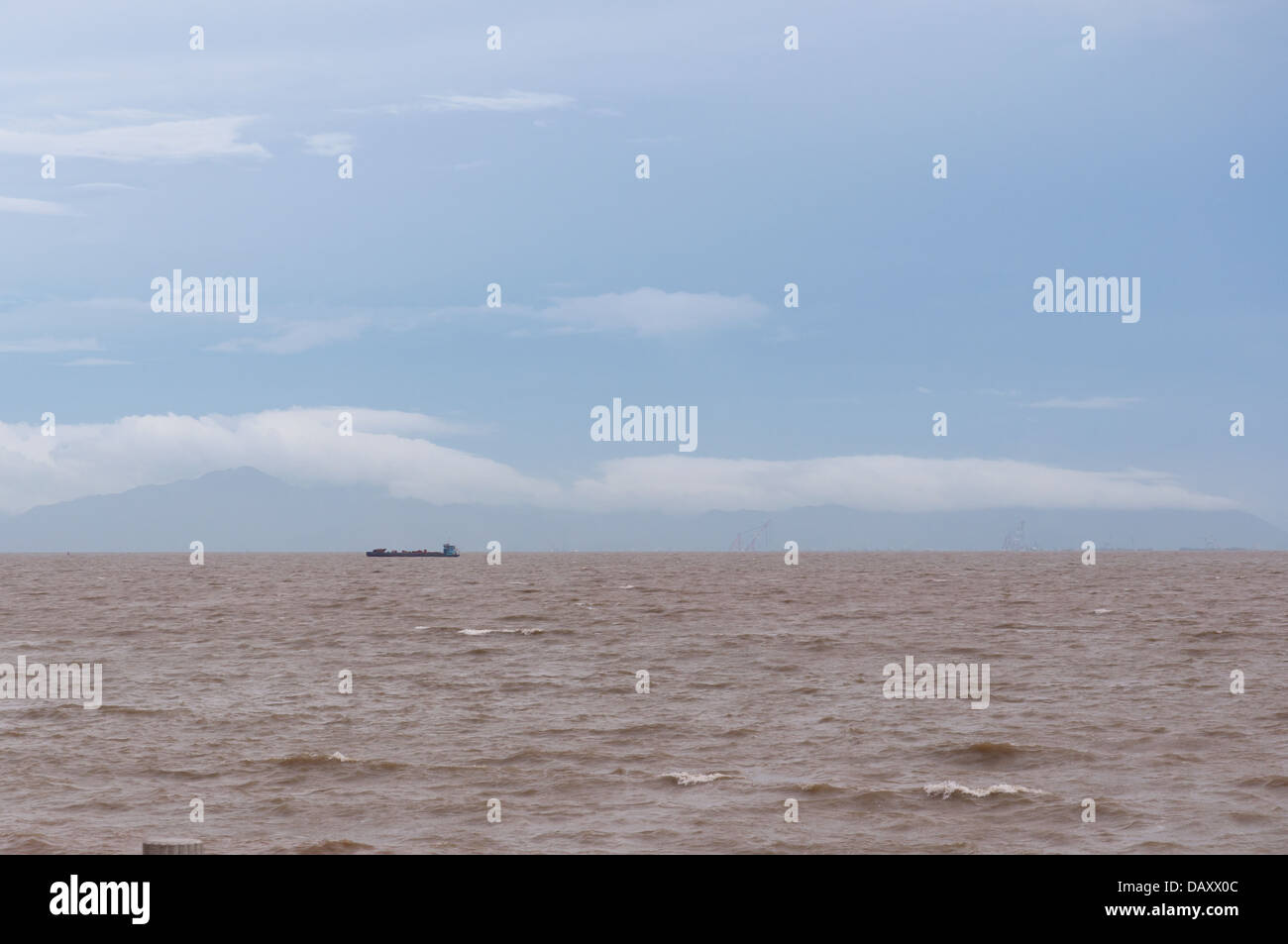 Nuvole blu cielo sopra il mare con una nave sul mare Foto Stock