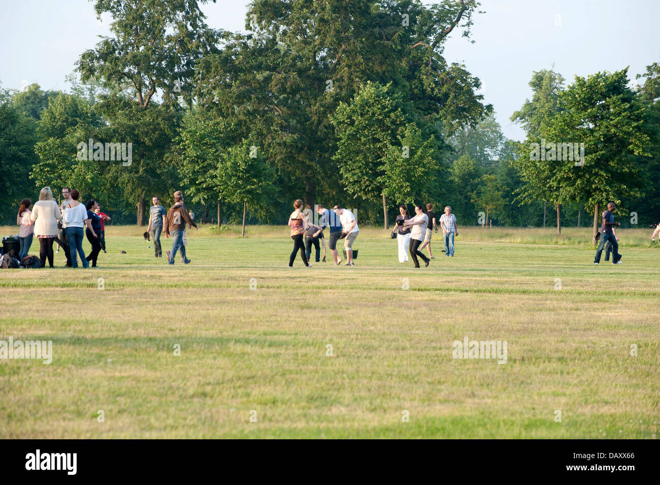 Gruppi di giovani adulti di socializzare giornata estiva Kensington Gardens Foto Stock