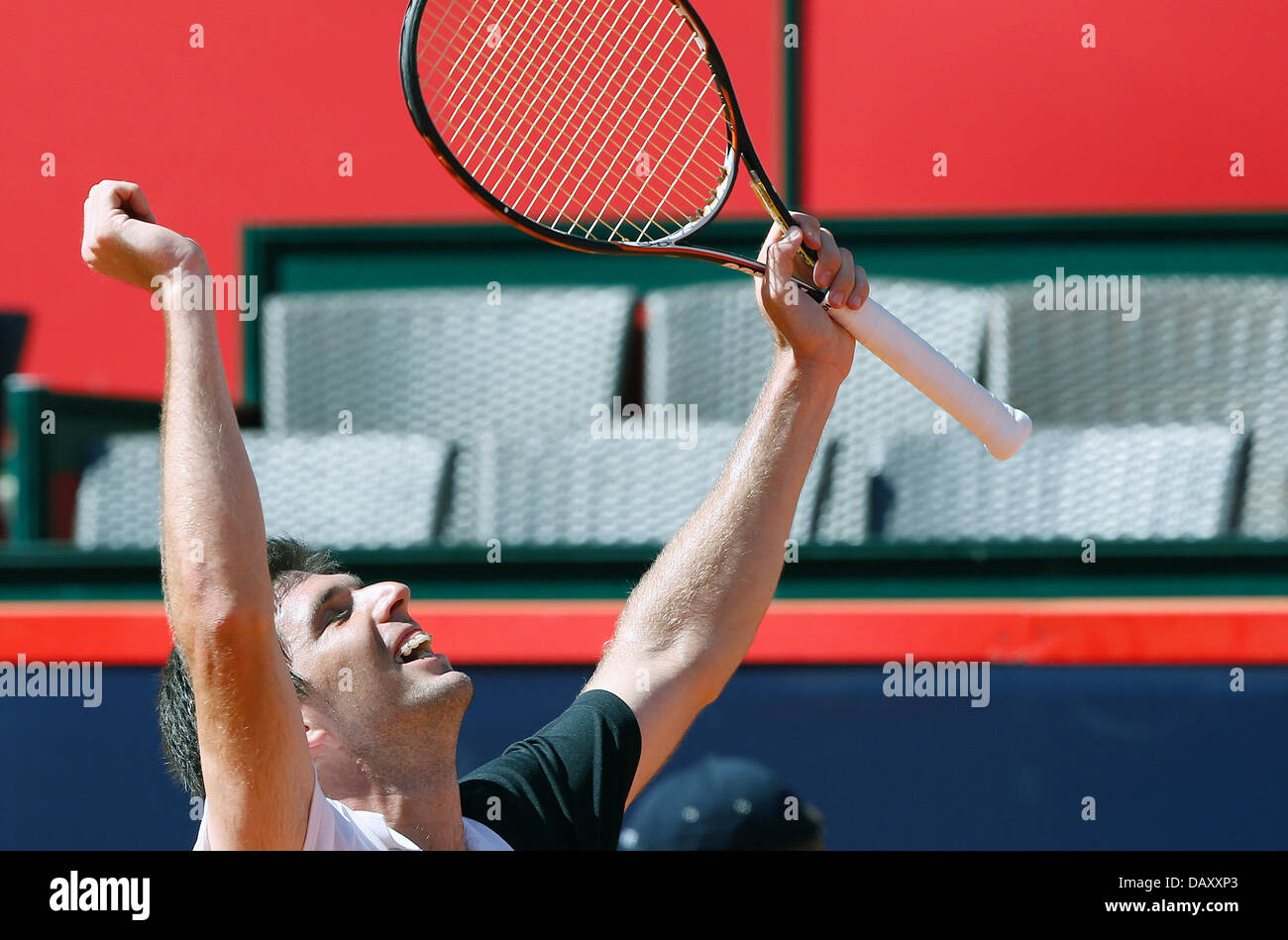 Amburgo, Germania. Il 20 luglio, 2013. Argentina del Federico Delbonis celebra la sua vittoria durante la semifinale partita contro la Svizzera di Federer al 2013 International Open di Germania a am Rothenbaum di Amburgo, Germania, 20 luglio 2013 Credit: dpa picture alliance/Alamy Live News Foto Stock