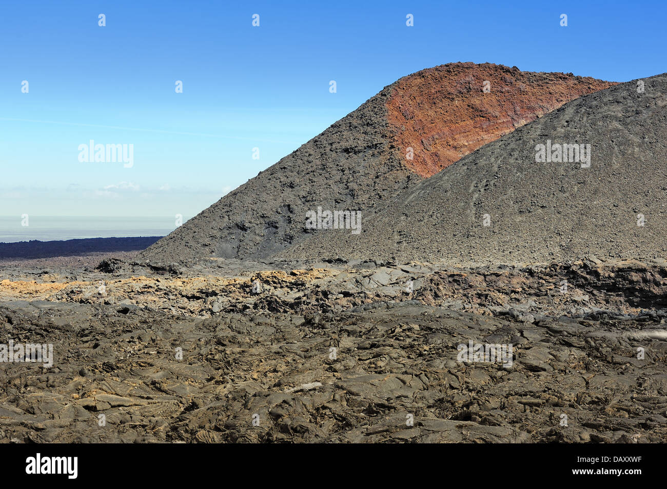 Campo di lava e montagna vulcanica al Parco Nazionale di Timanfaya, Lanzarote, Isole Canarie, Spagna Foto Stock