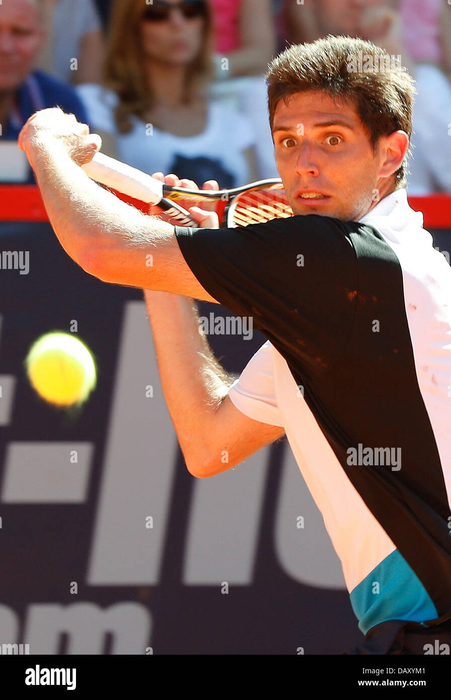 Amburgo, Germania. Il 20 luglio, 2013. Argentina del Federico Delbonis restituisce la sfera durante la semifinale partita contro la Svizzera di Federer al 2013 International Open di Germania a am Rothenbaum di Amburgo, Germania, 20 luglio 2013. Foto: Axel HEIMKEN/dpa/Alamy Live News Foto Stock