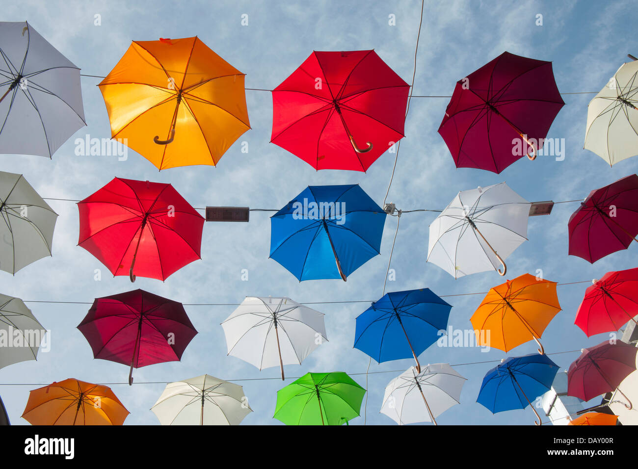 Türkei, Antalya-Stadt, Altstadt, 2.Inönü Sokak, Einkaufsstrasse mit Regenschirme als Sonnenschutz Foto Stock