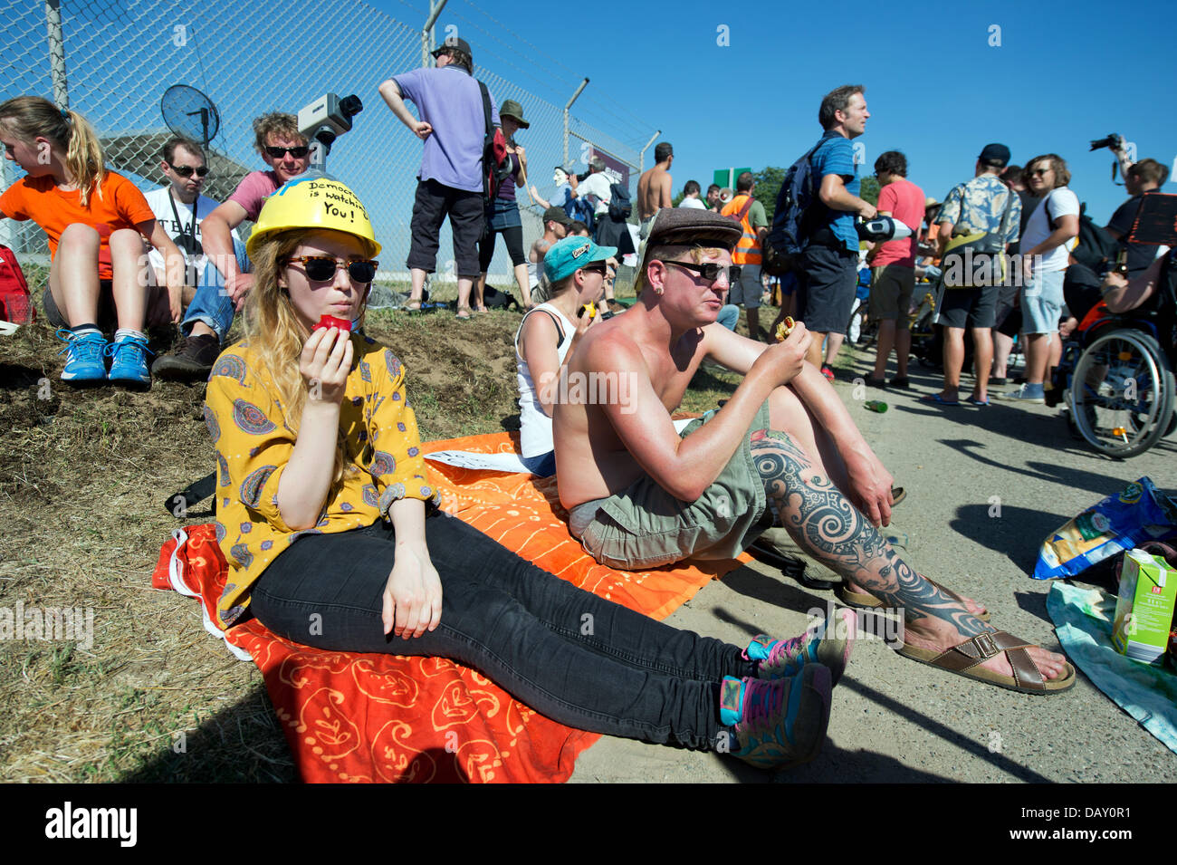Berlino, Germania. Il 20 luglio, 2013. A poche centinaia di persone prendono parte a una protesta al di fuori di un US National Security Agency (NSA) stazione di ascolto in Griesheim vicino a Darmstadt, Germania, 20 luglio 2013. Come parte del "Picknick' azione, participents assemblato al di fuori dell'strettamente limitata US Army 'Dagger complessa" bloccando temporaneamente la strada. Foto: BORIS ROESSLER/dpa/Alamy Live News Credito: dpa picture alliance/Alamy Live News Foto Stock