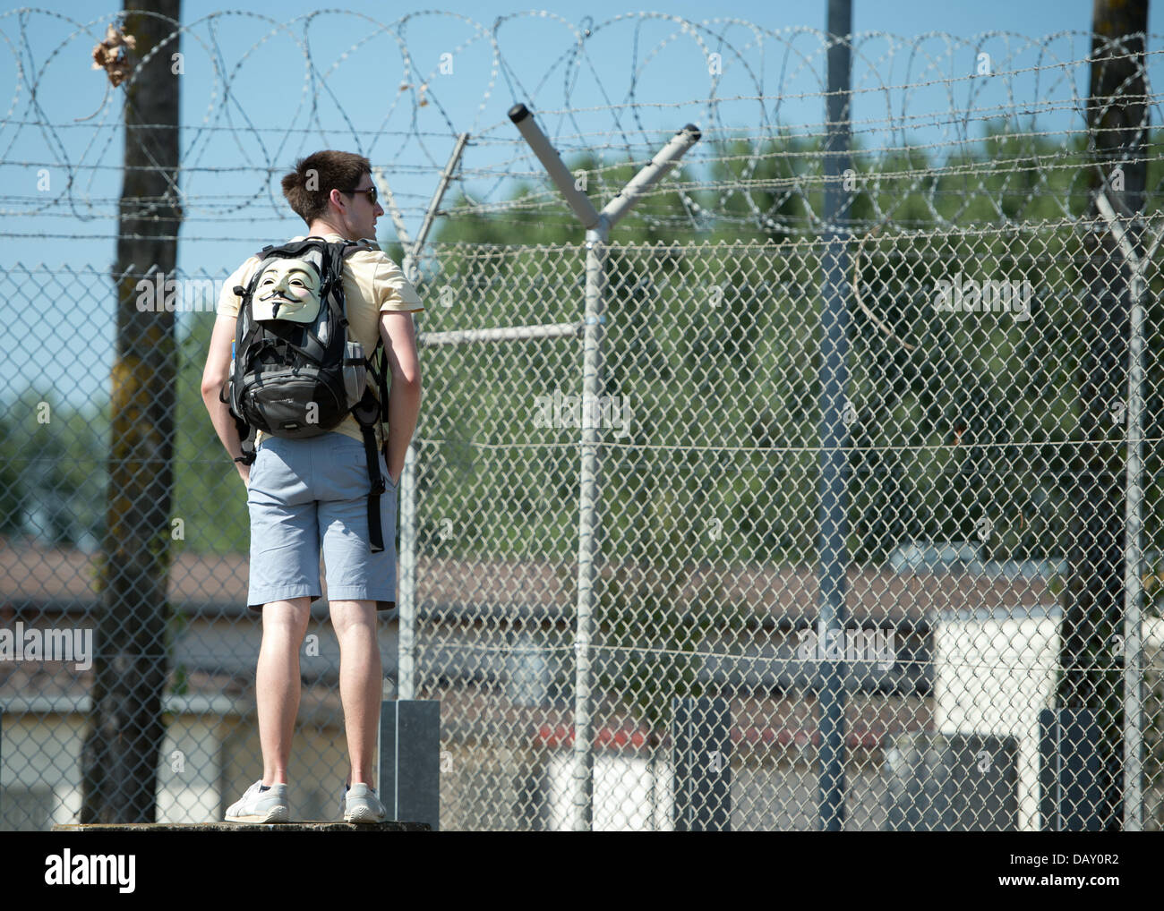 Berlino, Germania. Il 20 luglio, 2013. A poche centinaia di persone prendono parte a una protesta al di fuori di un US National Security Agency (NSA) stazione di ascolto in Griesheim vicino a Darmstadt, Germania, 20 luglio 2013. Come parte del "Picknick' azione, participents assemblato al di fuori dell'strettamente limitata US Army 'Dagger complessa" bloccando temporaneamente la strada. Foto: BORIS ROESSLER/dpa/Alamy Live News Credito: dpa picture alliance/Alamy Live News Foto Stock