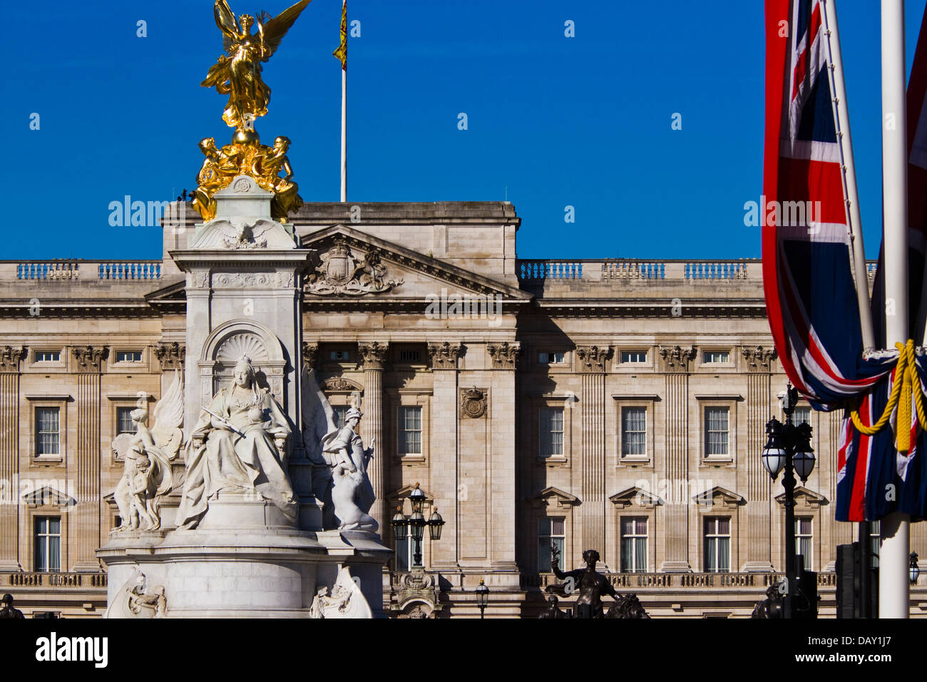 Victoria Memorial in piedi di fronte a Buckingham palace alla fine del Mall, Londra Foto Stock