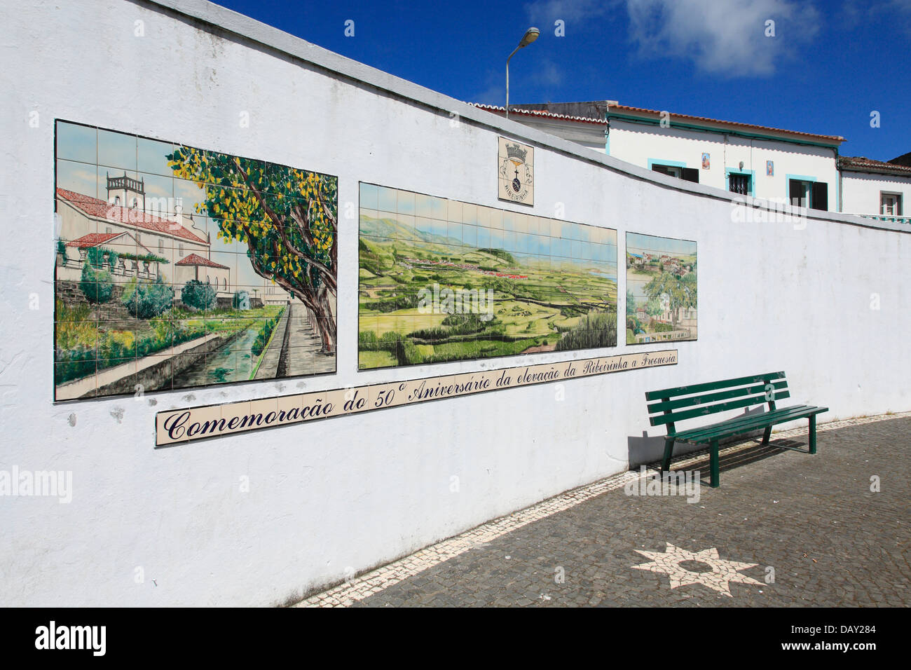 Murale Azulejo nella parrocchia di Ribeirinha, commemorative della parrocchia il 50 anniversario. Sao Miguel, Azzorre, Portogallo Foto Stock