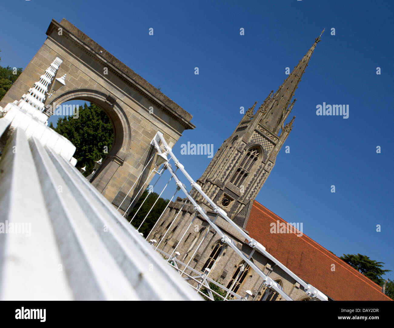 Marlow Bridge e tutti i Santi chiesa in background. Foto Stock