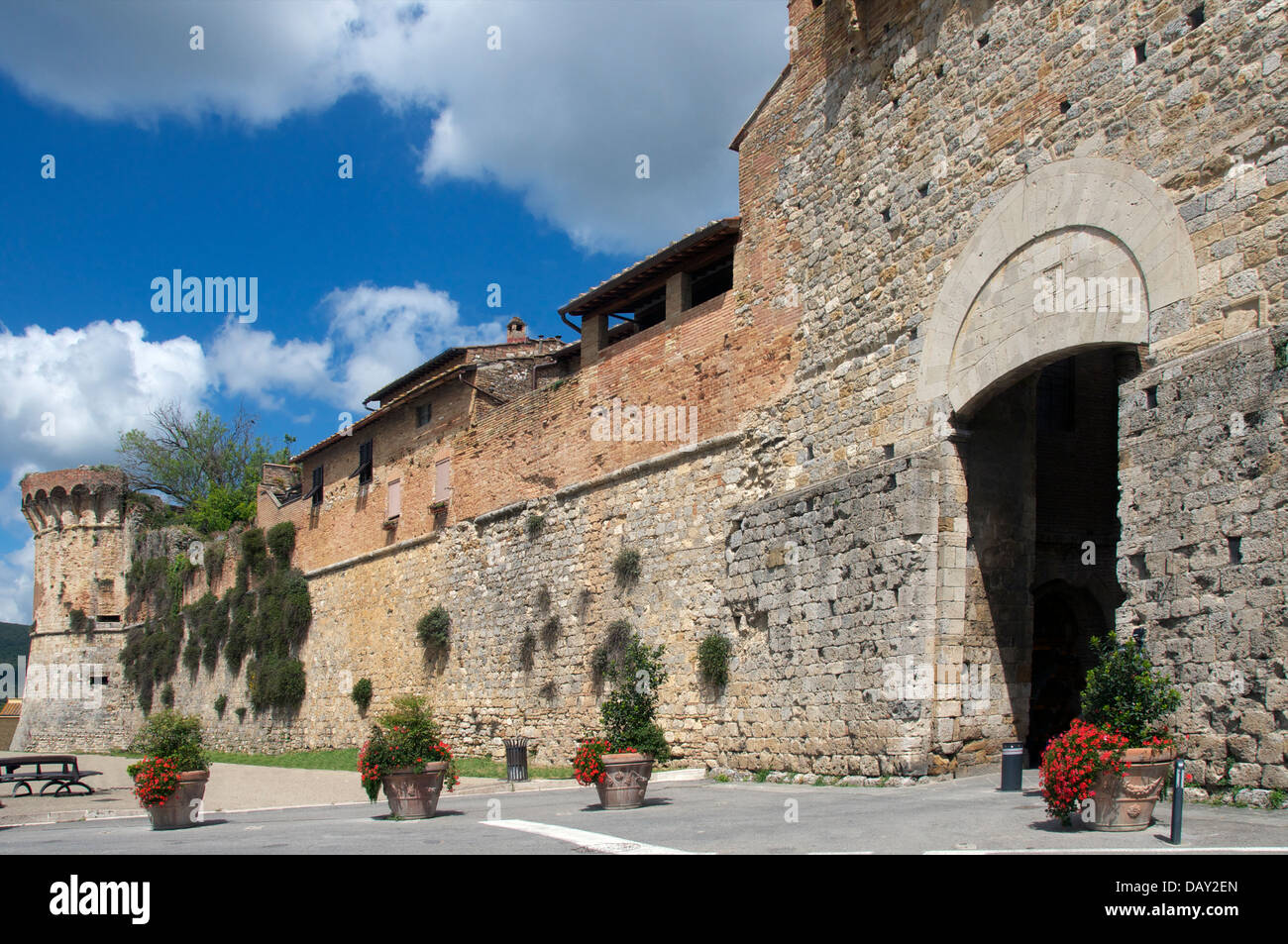 Le antiche mura e porta San Giovanni San Gimignano Toscana Italia Foto Stock