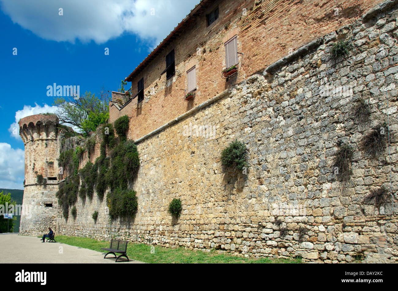 Le antiche mura della città medievale di San Gimignano Toscana Italia Foto Stock