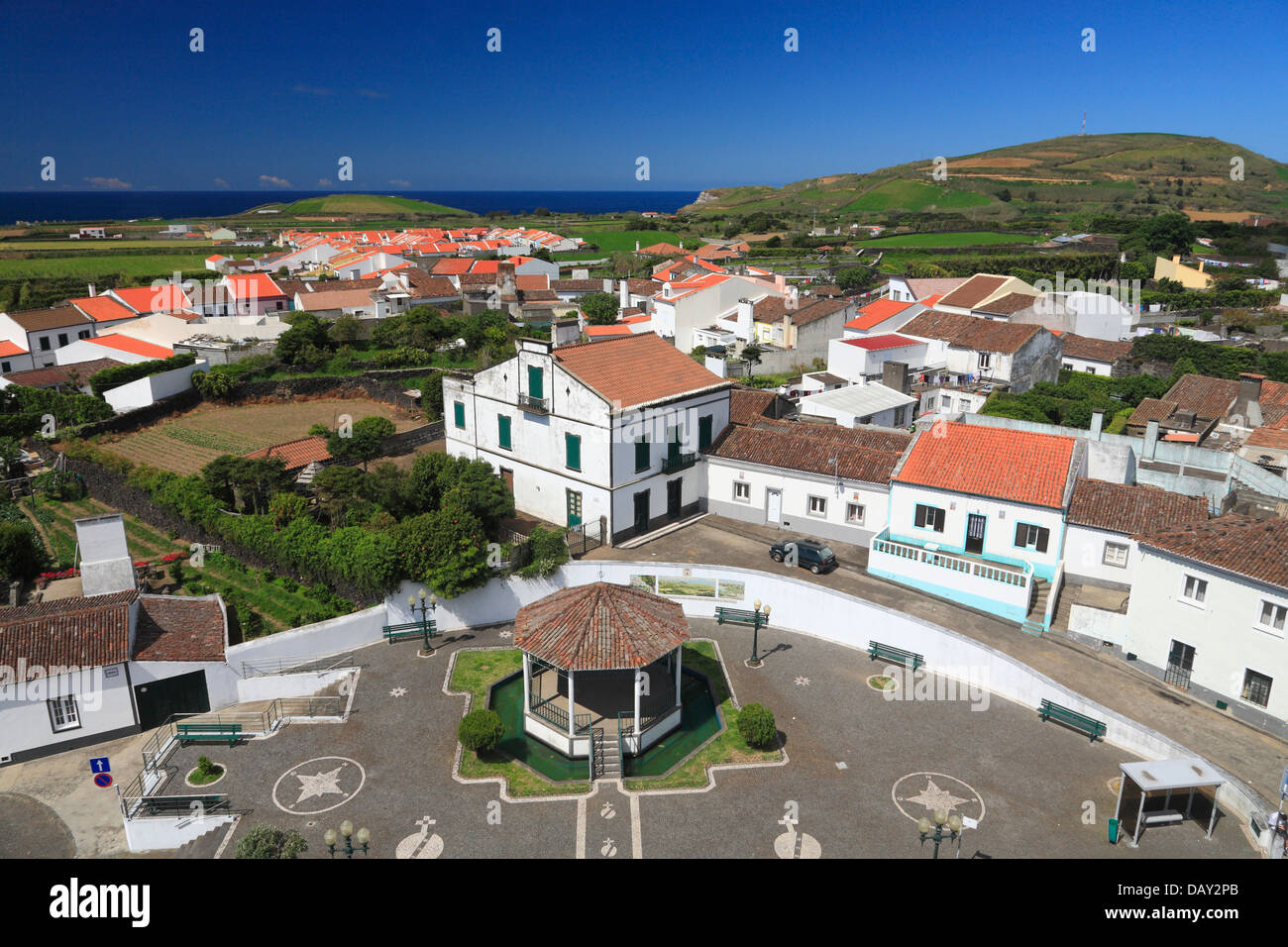 La parrocchia di Ribeirinha, come visto dalla cima della torre della chiesa. Sao Miguel island, Azzorre, Portogallo. Foto Stock
