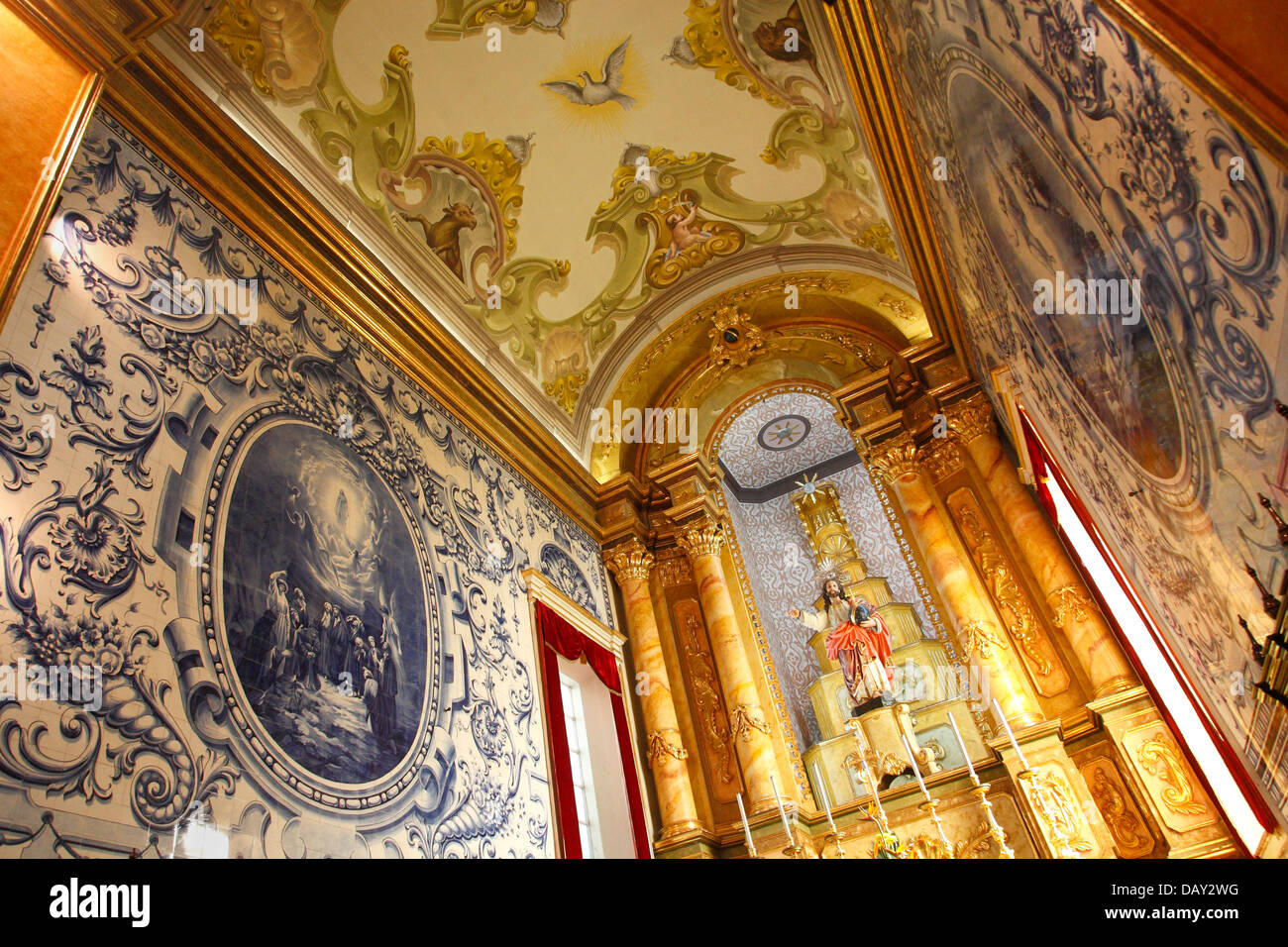 Bellissima 'azulejo' murales nella chiesa della parrocchia di Ribeirinha, isola Sao Miguel, Azzorre, Portogallo Foto Stock