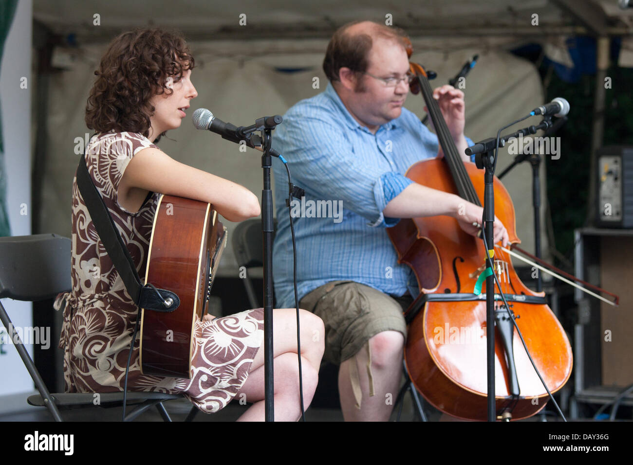 Sheffield tracciafile Festival, Yorkshire, Regno Unito. Xx Giugno 2013. Ora nel suo quinto anno avviene in luoghi della musica e siti all'aria aperta attraverso il Yorkshire, Regno Unito, città per tutto il weekend. Qualcosa per tutti, con un particolare accento sulla musica dal vivo, ma anche di artisti di strada, musicisti di strada, eventi per bambini, DJ,e molto altro ancora.soprattutto gratuito, vi è una piccola carica, € 6 al giorno per le principali sedi. Credito: Eric Murphy/Alamy Live News Foto Stock