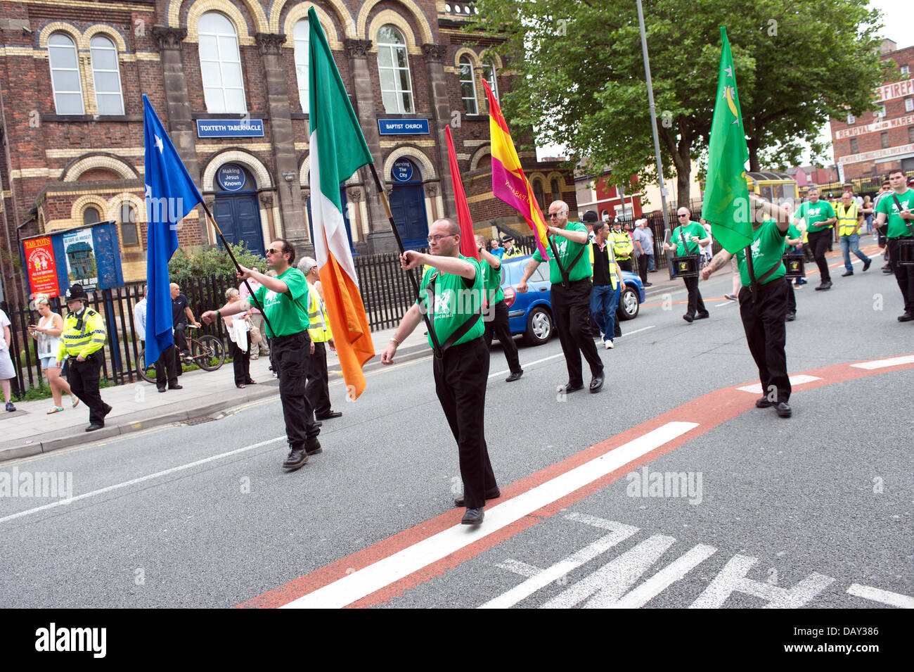 Liverpool, Regno Unito. Il 20 luglio 2013. La folla ha marciato attraverso il centro di Liverpool per l annuale James Larkin marzo che era relativamente pacifica di quest'anno. Il caso nel 2012 per commemorare James Larkin, il Liverpool-nato sindacalista, è stato segnato dal brutto scene che hanno portato a 26 arresti essendo realizzato come l'evento è stata bersaglio di estrema destra i manifestanti. Bandiere e banda portano il marzo lungo Park Street in Dingle. Credito: David Colbran/Alamy Live News Foto Stock