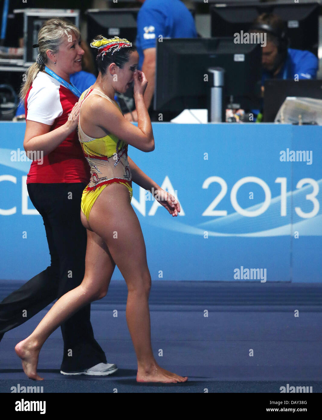 Barcellona, Spagna. Il 20 luglio, 2013. Kyra Felssner (R) della Repubblica federale di Germania è accompagnato dal suo allenatore Stella Mukhamedova dopo l'assolo tecnico nuoto sincronizzato finali del XV Campionati del Mondo di nuoto FINA a Palau Sant Jordi Arena di Barcellona, Spagna, 20 luglio 2013. Foto: Friso Gentsch/dpa/Alamy Live News Foto Stock