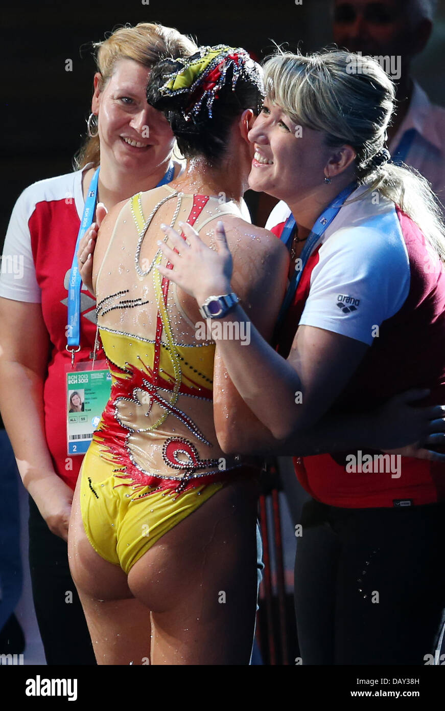 Barcellona, Spagna. Il 20 luglio, 2013. Kyra Felssner (C) della Repubblica federale di Germania prende huged mediante il suo allenatore la Stella Mukhamedova dopo l'assolo tecnico nuoto sincronizzato finali del XV Campionati del Mondo di nuoto FINA a Palau Sant Jordi Arena di Barcellona, Spagna, 20 luglio 2013. Foto: Friso Gentsch/dpa/Alamy Live News Foto Stock