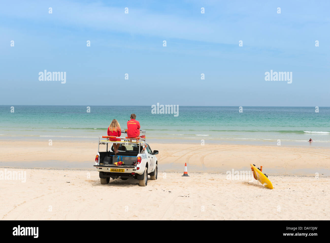 Vita delle guardie sul dazio a Porthmeor Beach, St. Ives, Cornwall su un luminoso giorno di giugno. Foto Stock