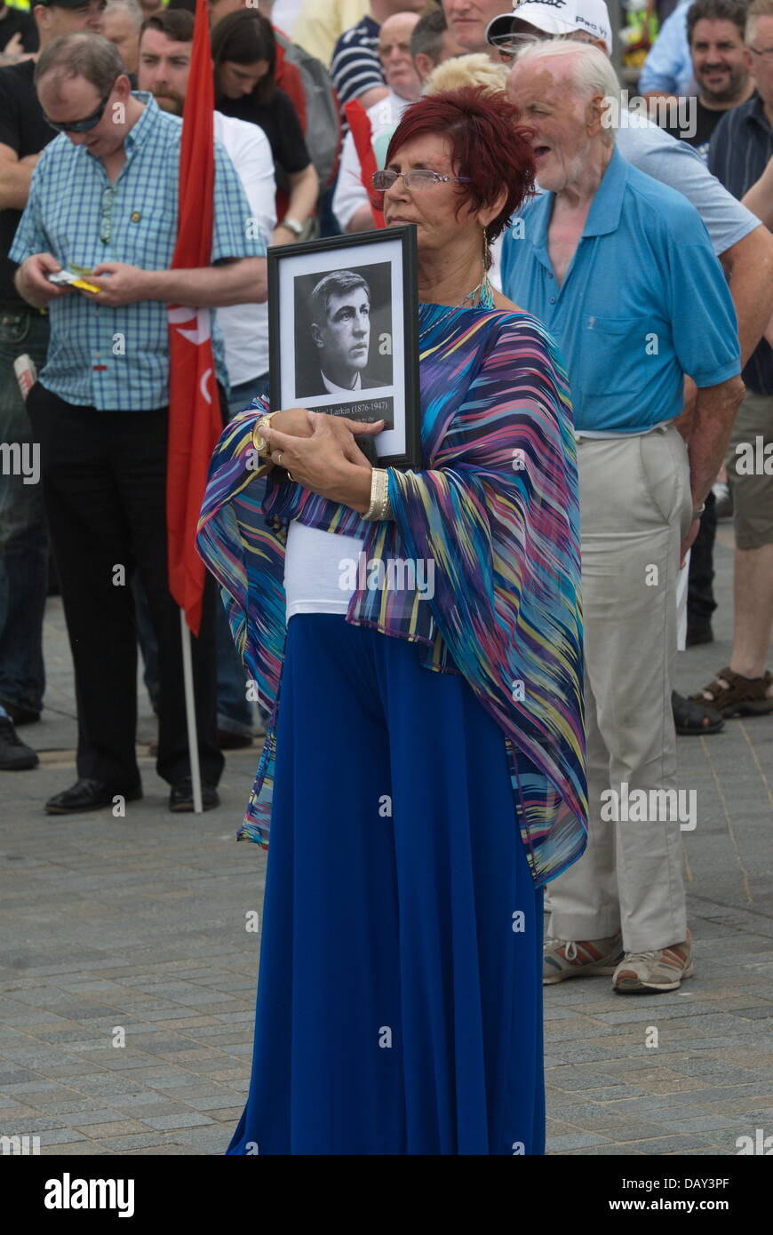 Liverpool, Regno Unito. Il 20 luglio 2013. La folla ha marciato attraverso il centro di Liverpool per l annuale James Larkin marzo che era relativamente pacifica di quest'anno. Il caso nel 2012 per commemorare James Larkin, il Liverpool-nato sindacalista, è stato segnato dal brutto scene che hanno portato a 26 arresti essendo realizzato come l'evento è stata bersaglio di estrema destra i manifestanti. La donna tiene un ritratto Fotografia di James Larkin. Credito: David Colbran/Alamy Live News Foto Stock