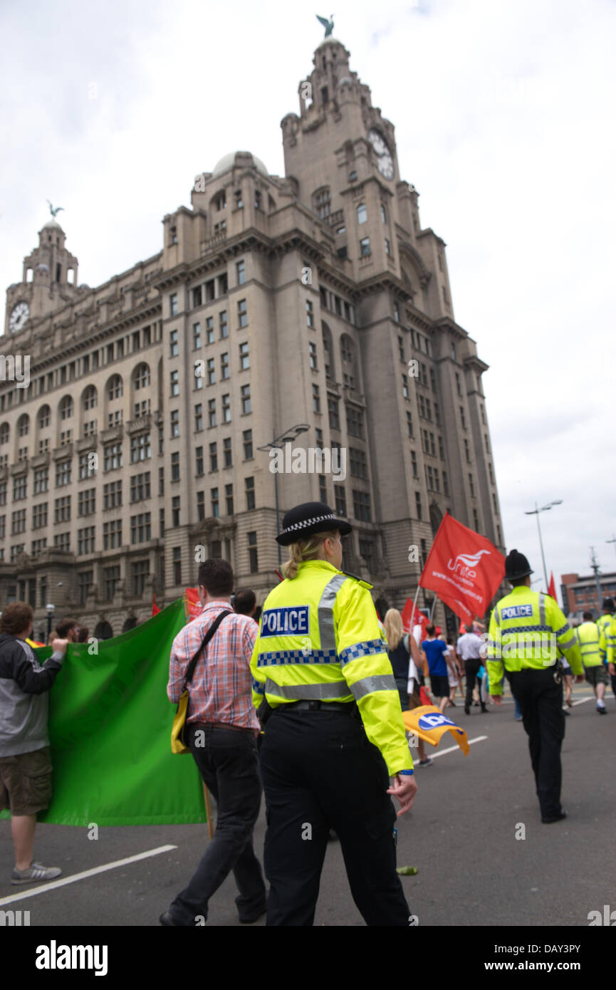 Liverpool, Regno Unito. Il 20 luglio 2013. La folla ha marciato attraverso il centro di Liverpool per l annuale James Larkin marzo che era relativamente pacifica di quest'anno. Il caso nel 2012 per commemorare James Larkin, il Liverpool-nato sindacalista, è stato segnato dal brutto scene che hanno portato a 26 arresti essendo realizzato come l'evento è stata bersaglio di estrema destra i manifestanti. Marzo attraversa il fegato edifici nel centro della città . . Credito: David Colbran/Alamy Live News Foto Stock