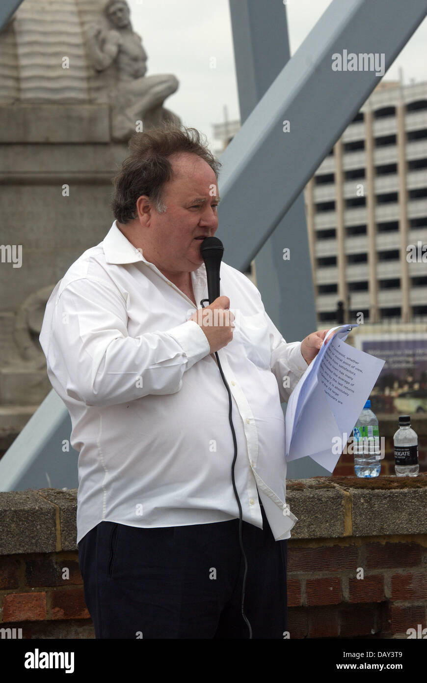 Liverpool, Regno Unito. Il 20 luglio 2013. La folla ha marciato attraverso il centro di Liverpool per l annuale James Larkin marzo che era relativamente pacifica di quest'anno. Il caso nel 2012 per commemorare James Larkin, il Liverpool-nato sindacalista, è stato segnato dal brutto scene che hanno portato a 26 arresti essendo realizzato come l'evento è stata bersaglio di estrema destra i manifestanti. Billy Hayes è il segretario generale (GS) della comunicazione Unione dei lavoratori (CWU), parla alla folla a fine marzo. Credito: David Colbran/Alamy Live News Foto Stock