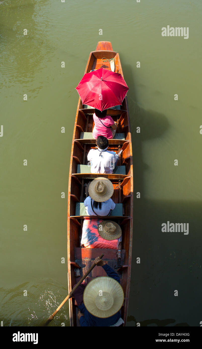 I turisti sulla vela tailandese tradizionale barca dalla coda lunga al mercato galleggiante di Amphawa Thailandia Foto Stock