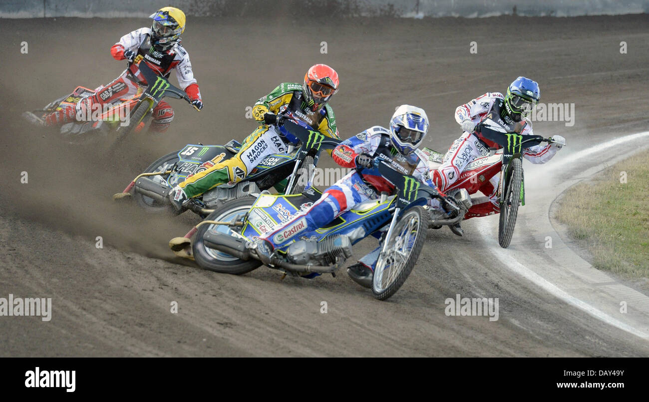 Speedway World Cup finale squadre finale a Praga Repubblica Ceca, luglio 20, 2013. Da sinistra: Michael Jepsen Jensen di Danimarca, Darcy Ward dell Australia, Ales Dryml della Repubblica ceca e di Patryk Dudek di Polonia. (CTK foto/Michal Krumphanzl) Foto Stock