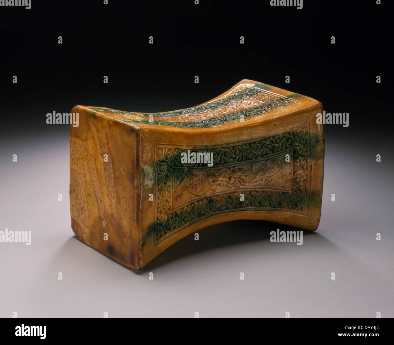 Poggiatesta funerario (Zhen) con affrontare pesci volanti e cartigli floreali 57.34 Foto Stock