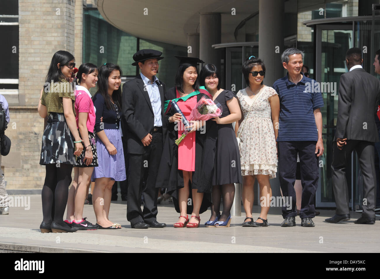 Studente presso una università britannica celebra il loro giorno di graduazione che posano per una foto con i membri della famiglia RE STRANIERI DI ISTRUZIONE Foto Stock
