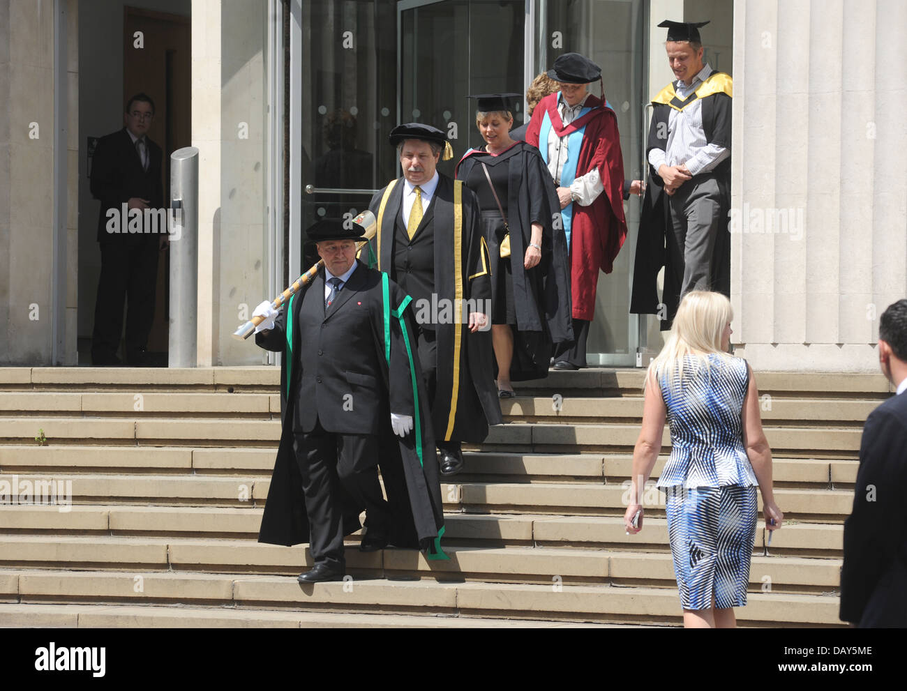 Il personale presso una università britannica nelle vesti sul giorno di graduazione RE gradi di istruzione crediti accademici per studenti stranieri di docenti REGNO UNITO Foto Stock