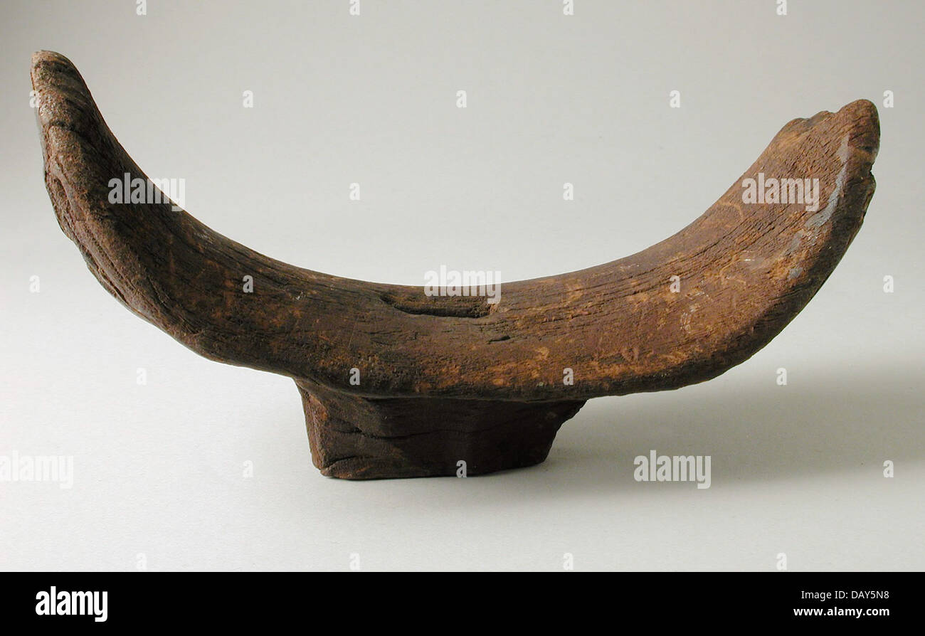 Appoggiatesta con due immagini scolpite di Bes emergente da un bocciolo di loto M.80.202.7 Foto Stock