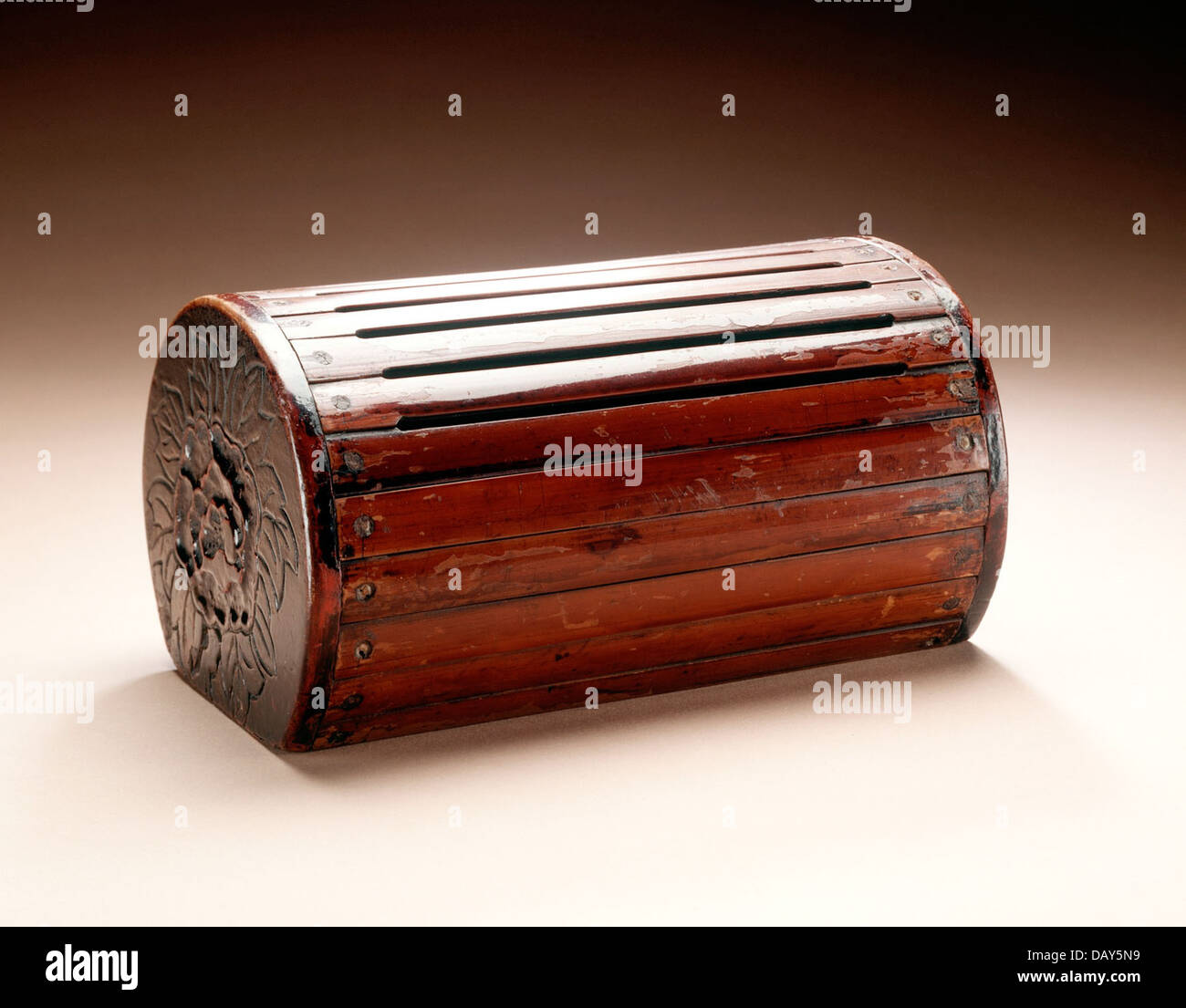 Appoggiatesta con fiori M.2000.15.218 (1 di 2) Foto Stock