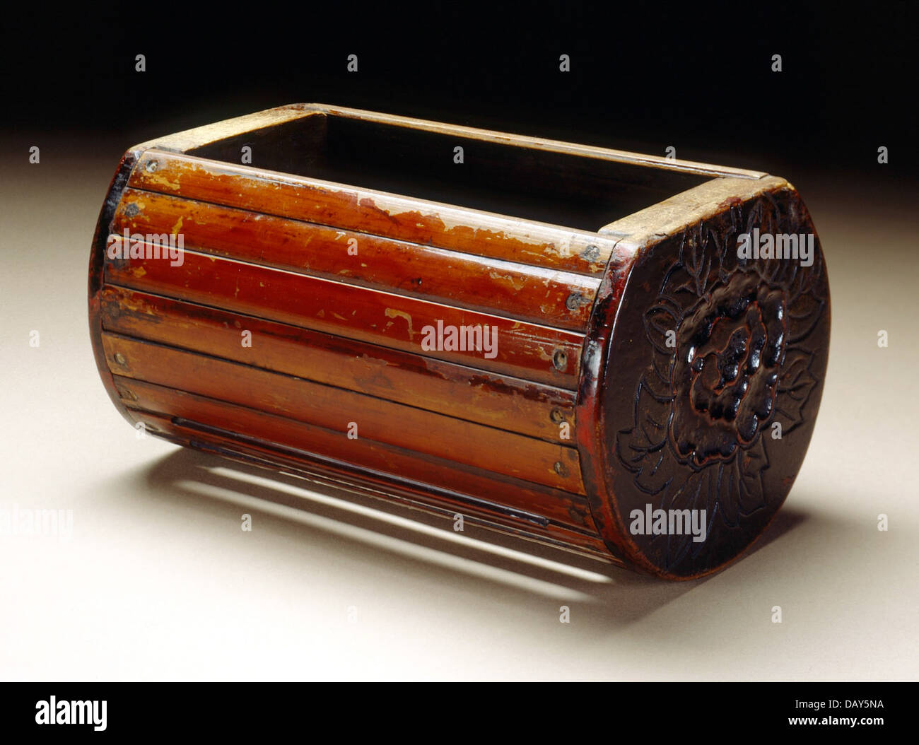 Appoggiatesta con fiori M.2000.15.218 (2 di 2) Foto Stock