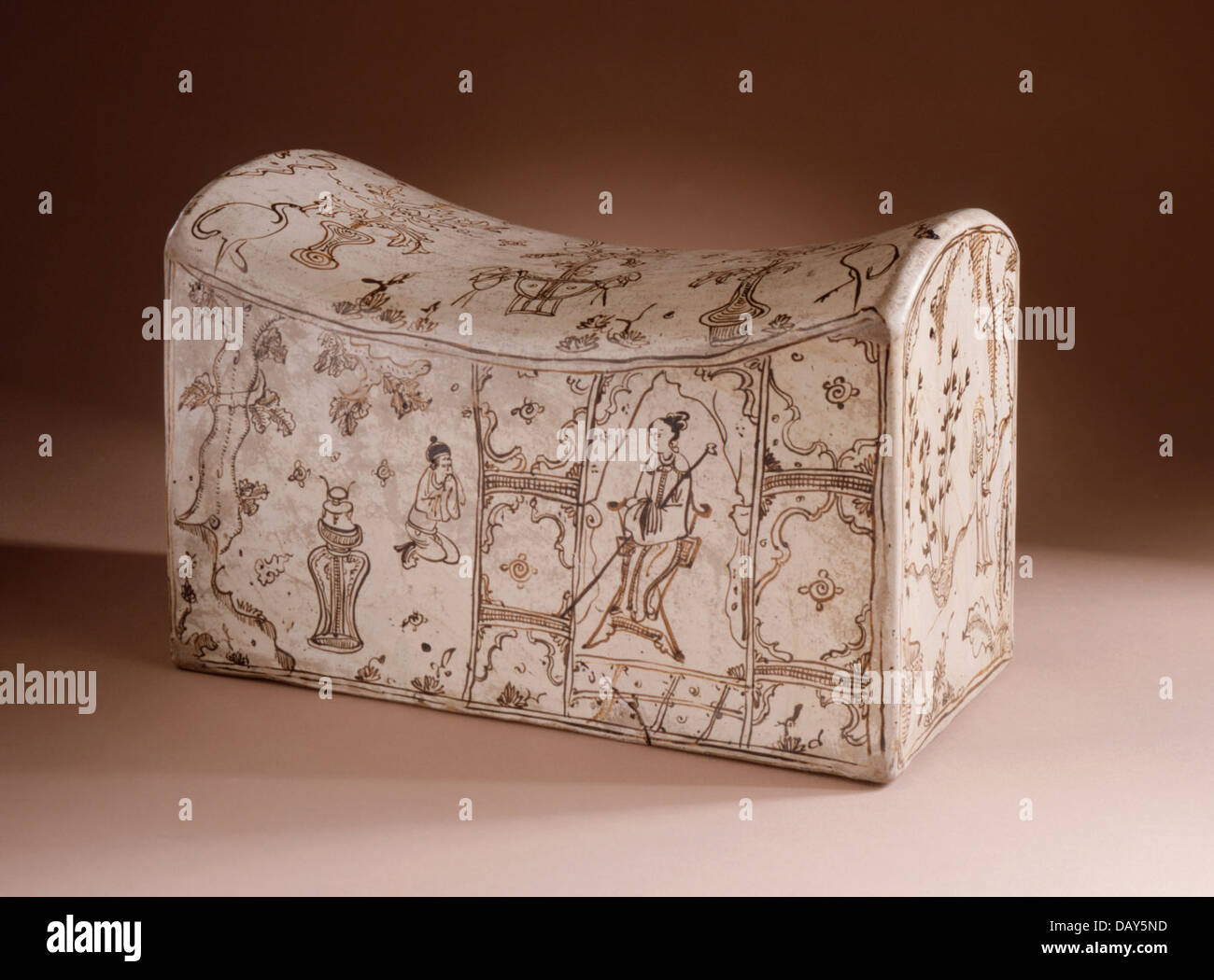 Poggiatesta con scene di pietà filiale M.73.48.83 Foto Stock