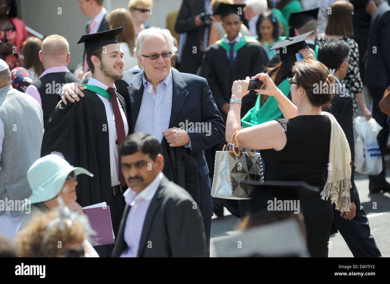 Studente presso una università britannica celebra il giorno di graduazione RE gradi di istruzione prestiti LAVORI PER STUDENTI STRANIERI CAREERS UK Foto Stock