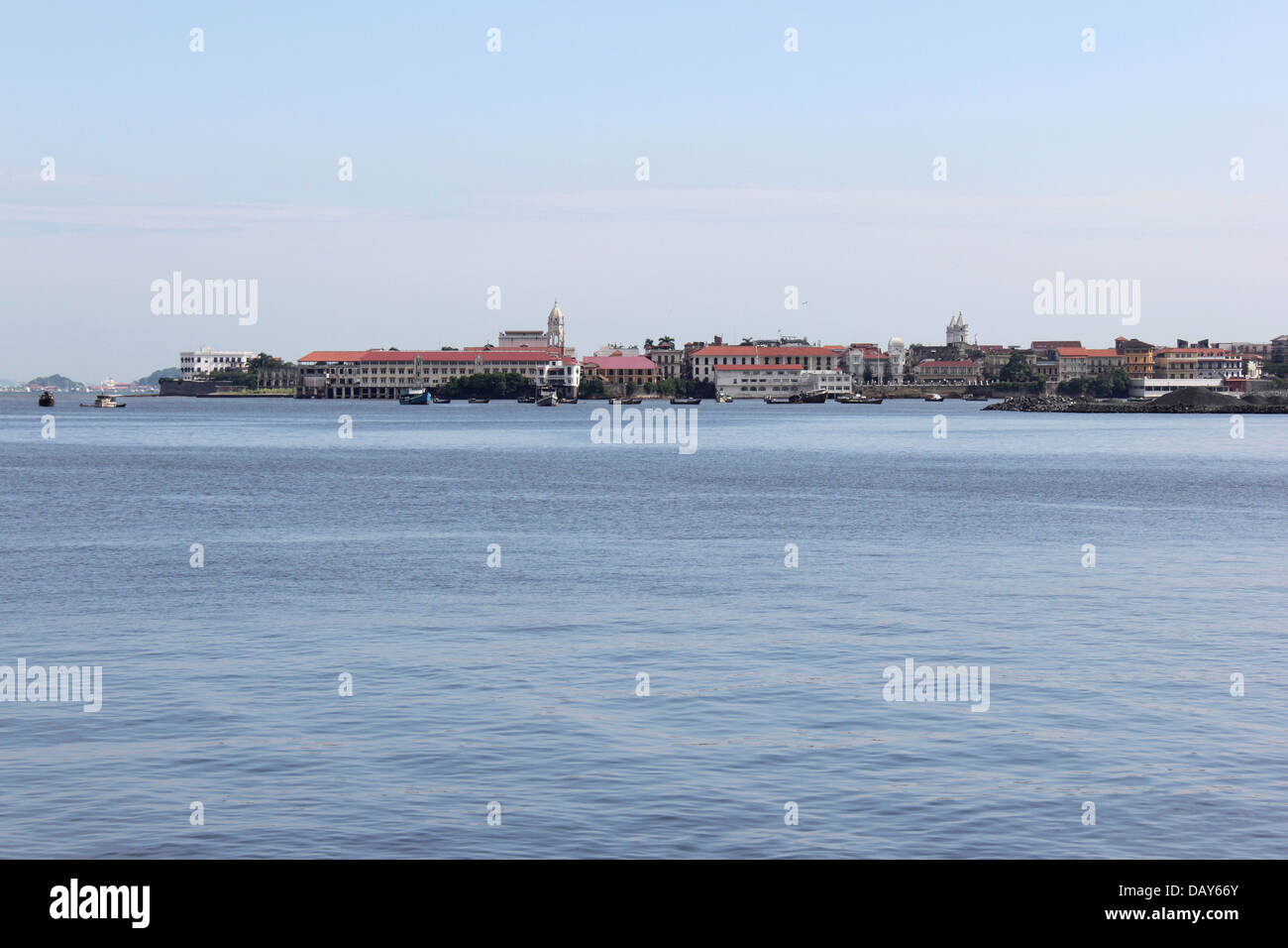 Vista della Città di Panama vecchio quartiere o Casco Viejo Antiguo, visto dalla cinta Costera attraverso il porto. Foto Stock